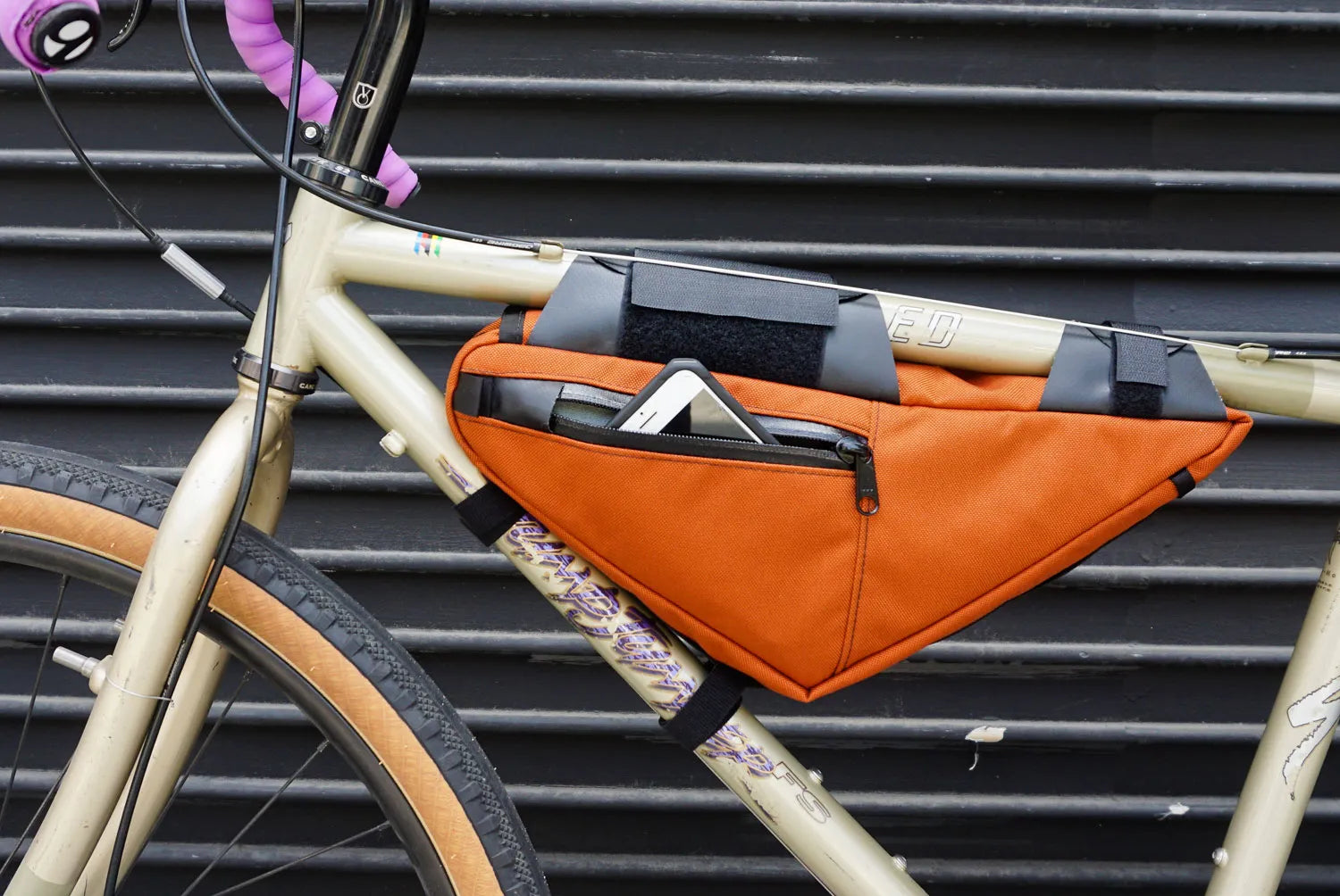 【バーンストア】ROAD RUNNER BAGS / The Wedge Half Frame Bag (ウェッジハーフフレームバッグ)