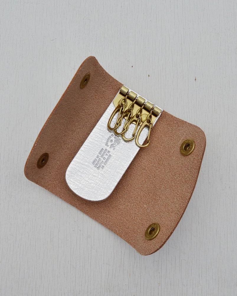 【イルビゾンテ】メタリックレザー キーケース 54192305390