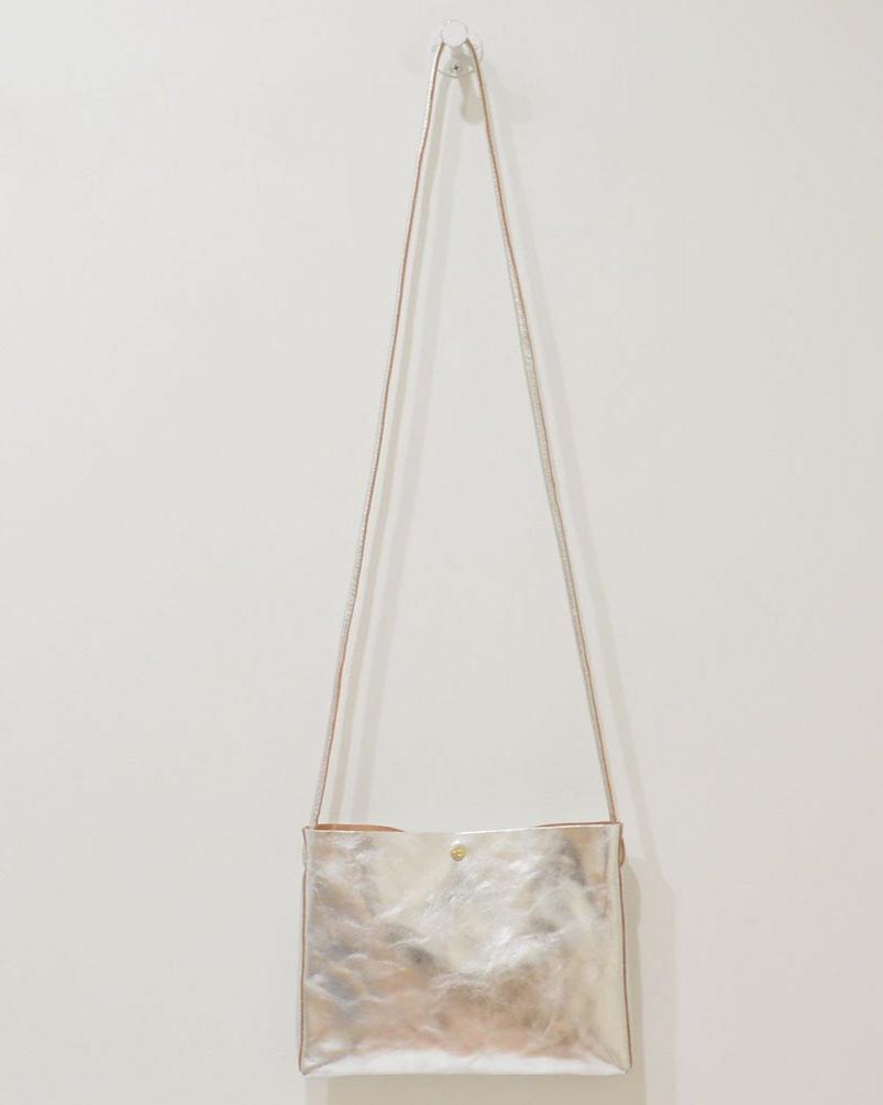 【イルビゾンテ】メタリックレザー クロスボディバッグ 54202303611