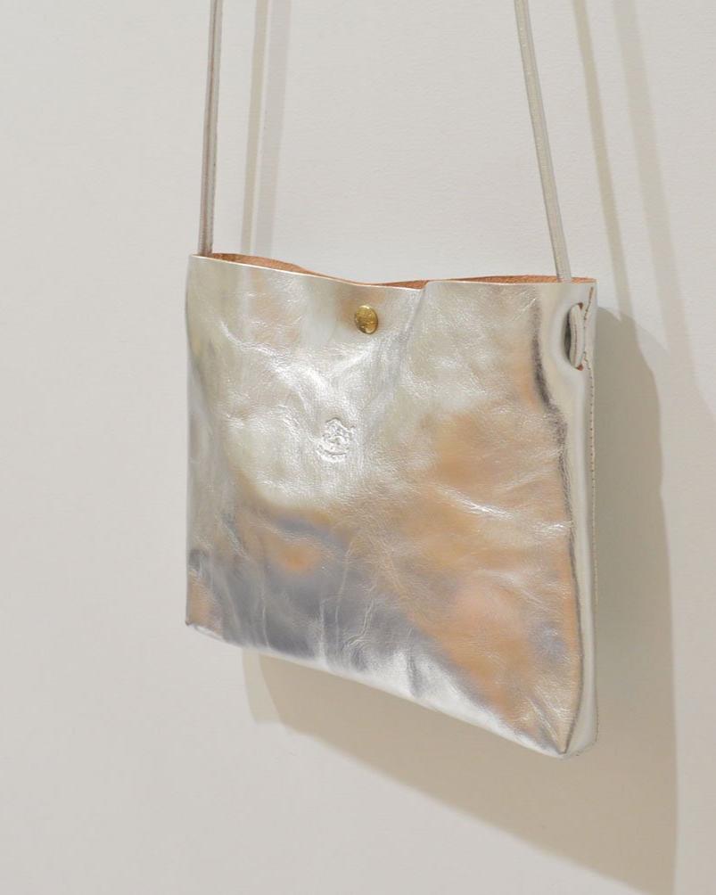 【イルビゾンテ】メタリックレザー クロスボディバッグ 54202303611