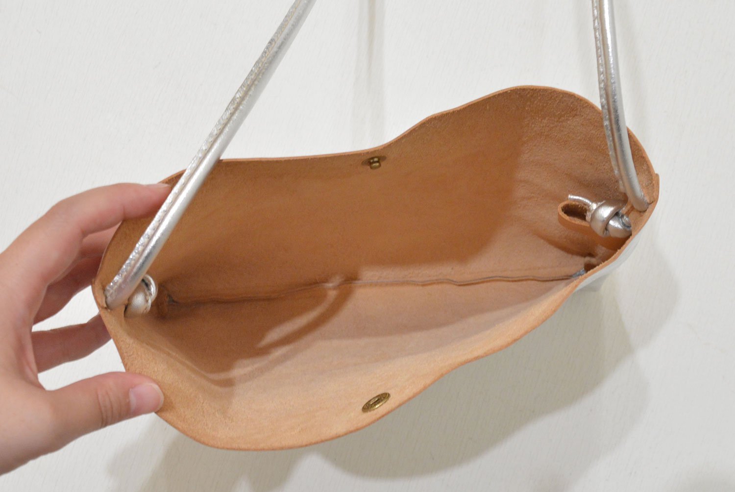 【イルビゾンテ】メタリックレザー クロスボディバッグ 54202303611