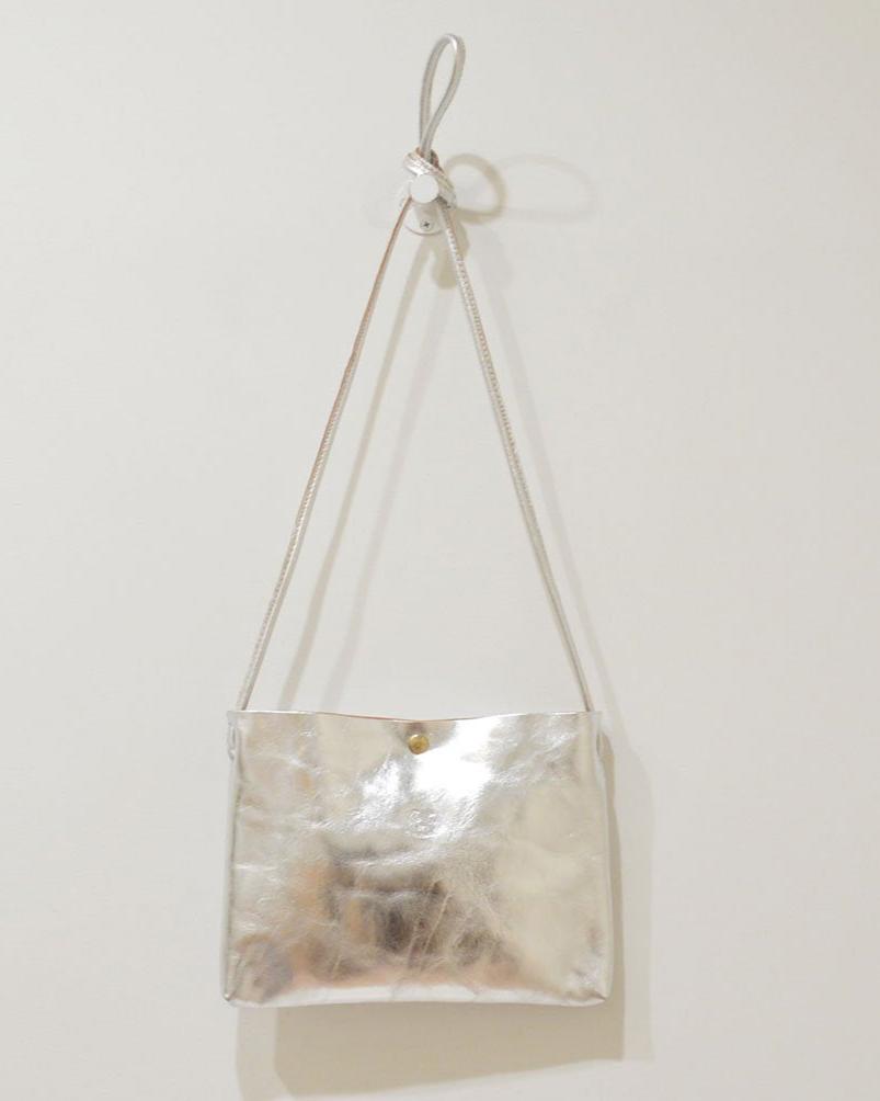 【イルビゾンテ】メタリックレザー クロスボディバッグ 54202303611