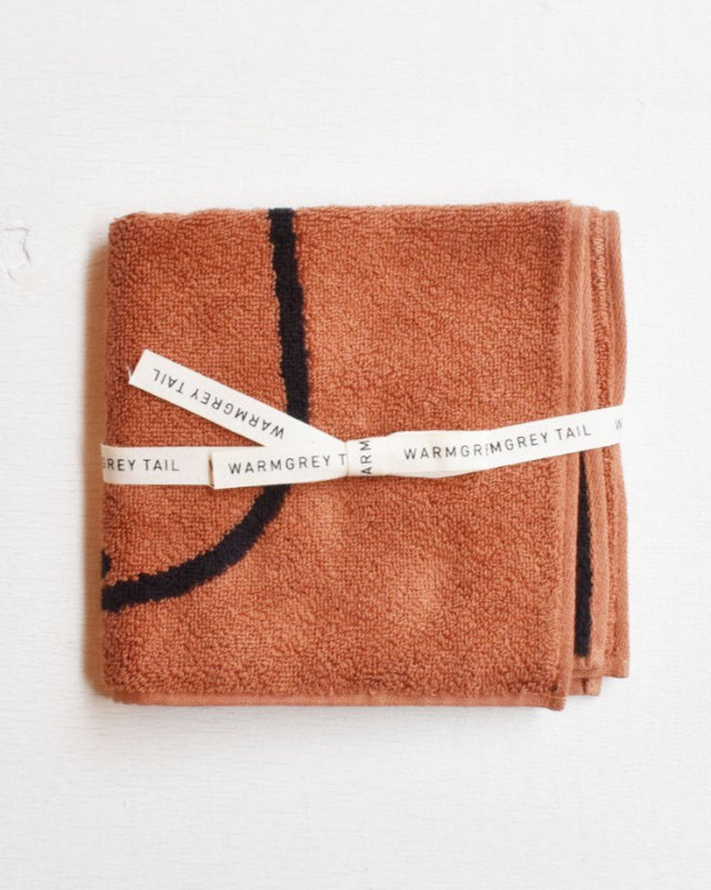 【バーンストア】WARMGREY TAIL / HUGGY BEAR HAND TOWEL - BRICK
