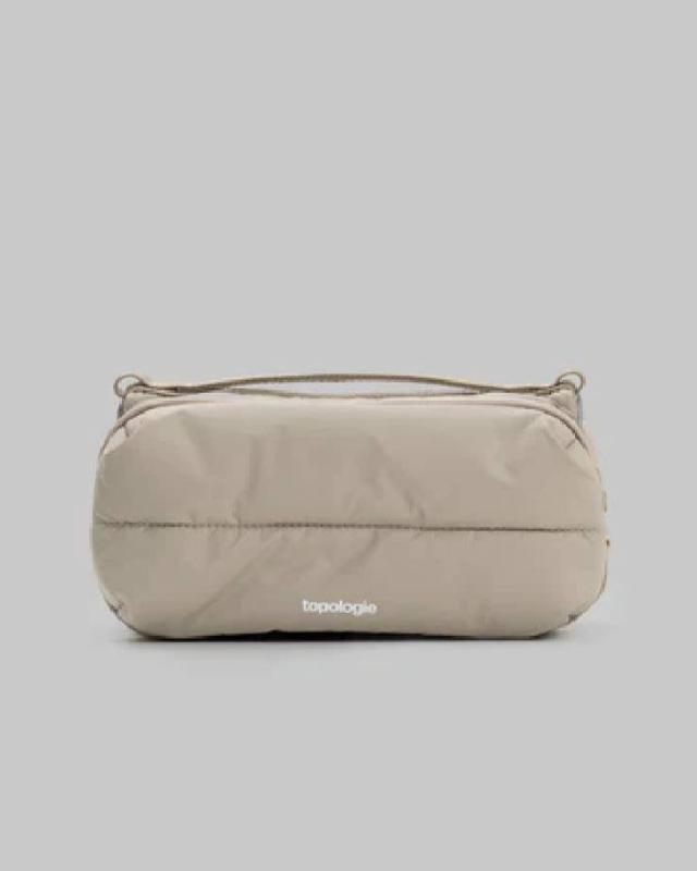 topologie / Bottle Sacoche Medium 【バッグ単体】(Taupe/Puffer)