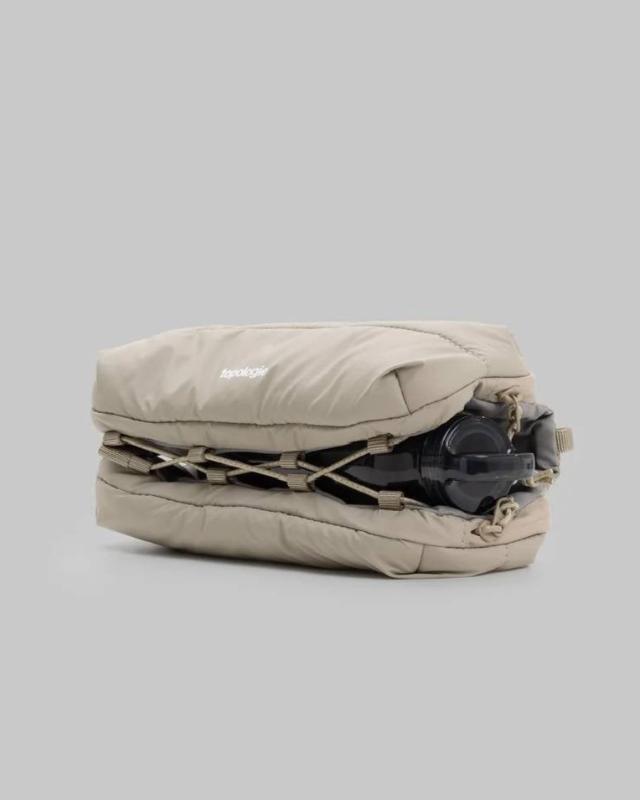 topologie / Bottle Sacoche Medium 【バッグ単体】(Taupe/Puffer)