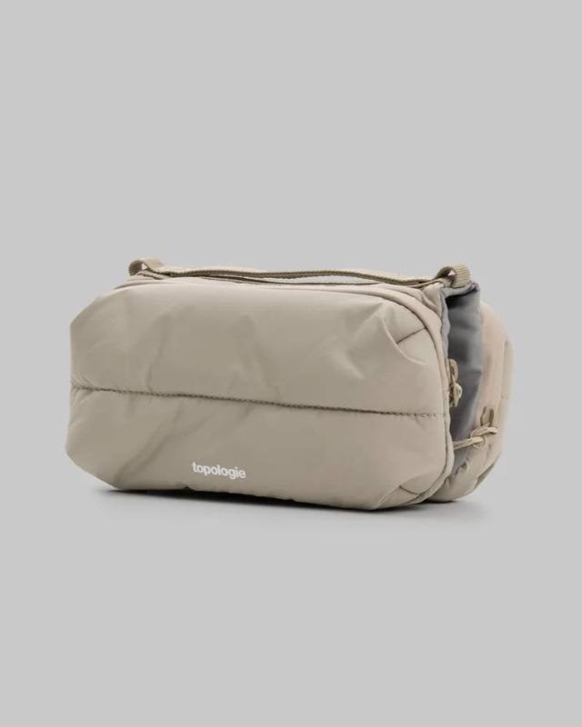 topologie / Bottle Sacoche Medium 【バッグ単体】(Taupe/Puffer)