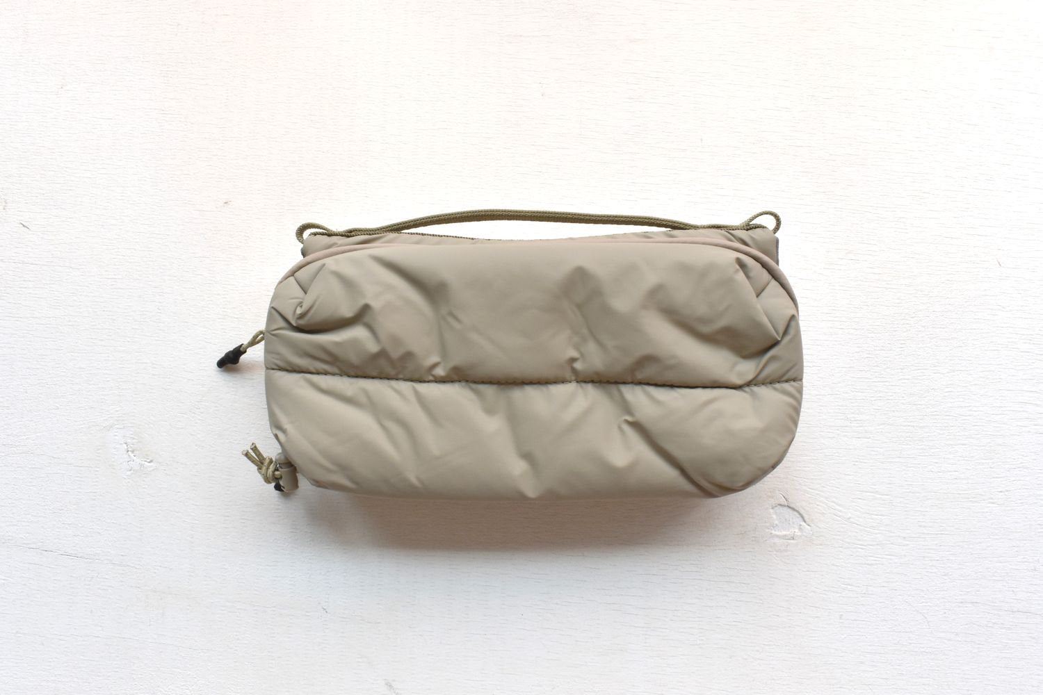 topologie / Bottle Sacoche Medium 【バッグ単体】(Taupe/Puffer)