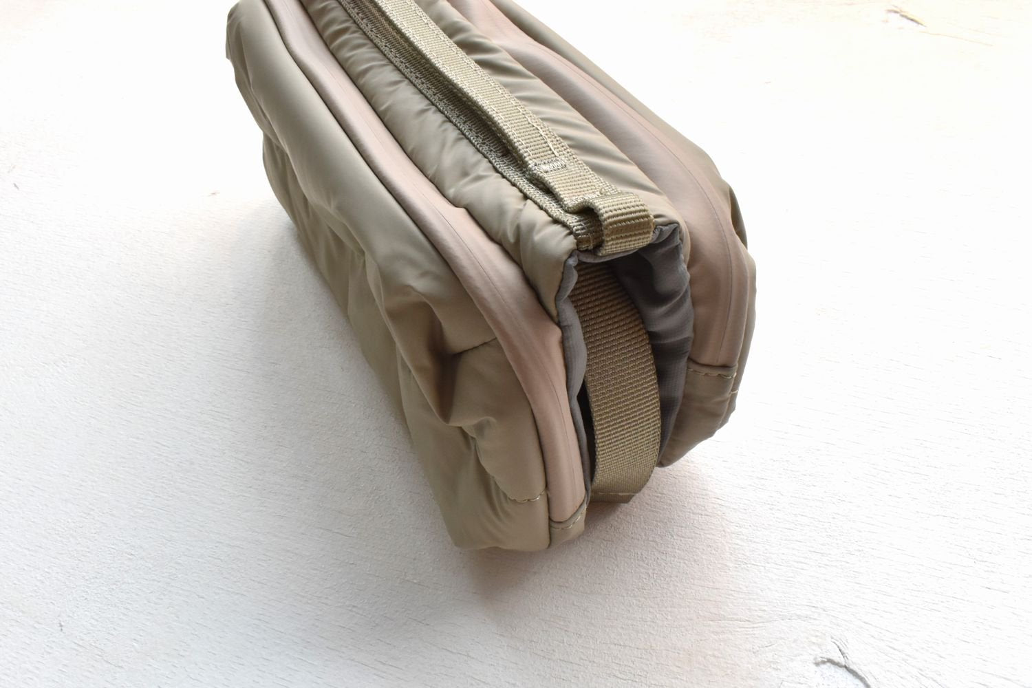 topologie / Bottle Sacoche Medium 【バッグ単体】(Taupe/Puffer)