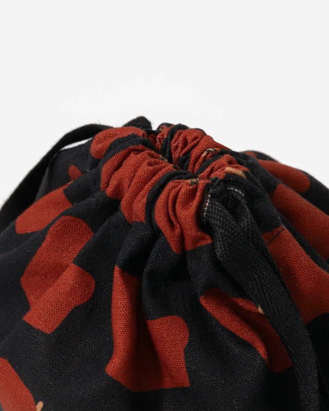 【バーンストア】WARMGREY TAIL / ARMCHAIR STRING POUCH - RED ON BLACK
