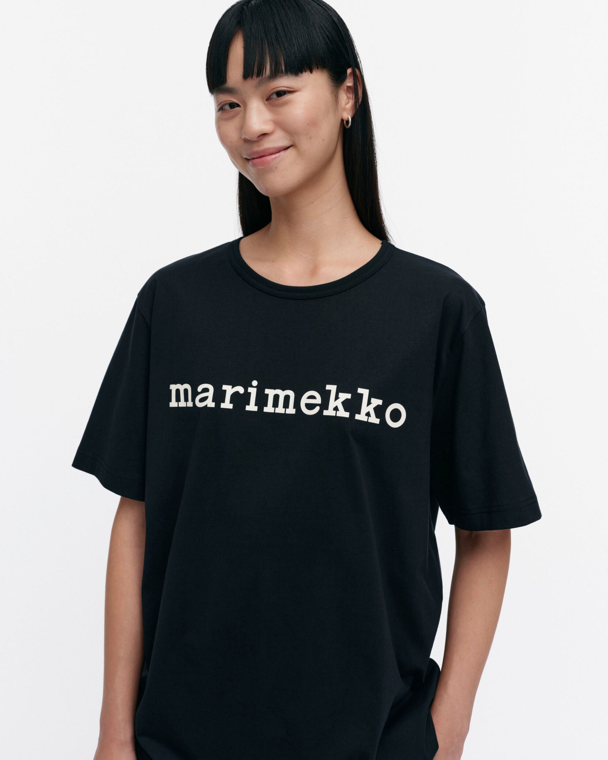 【マリメッコ】Kioski Vihne Logo Tシャツ 52254194564
