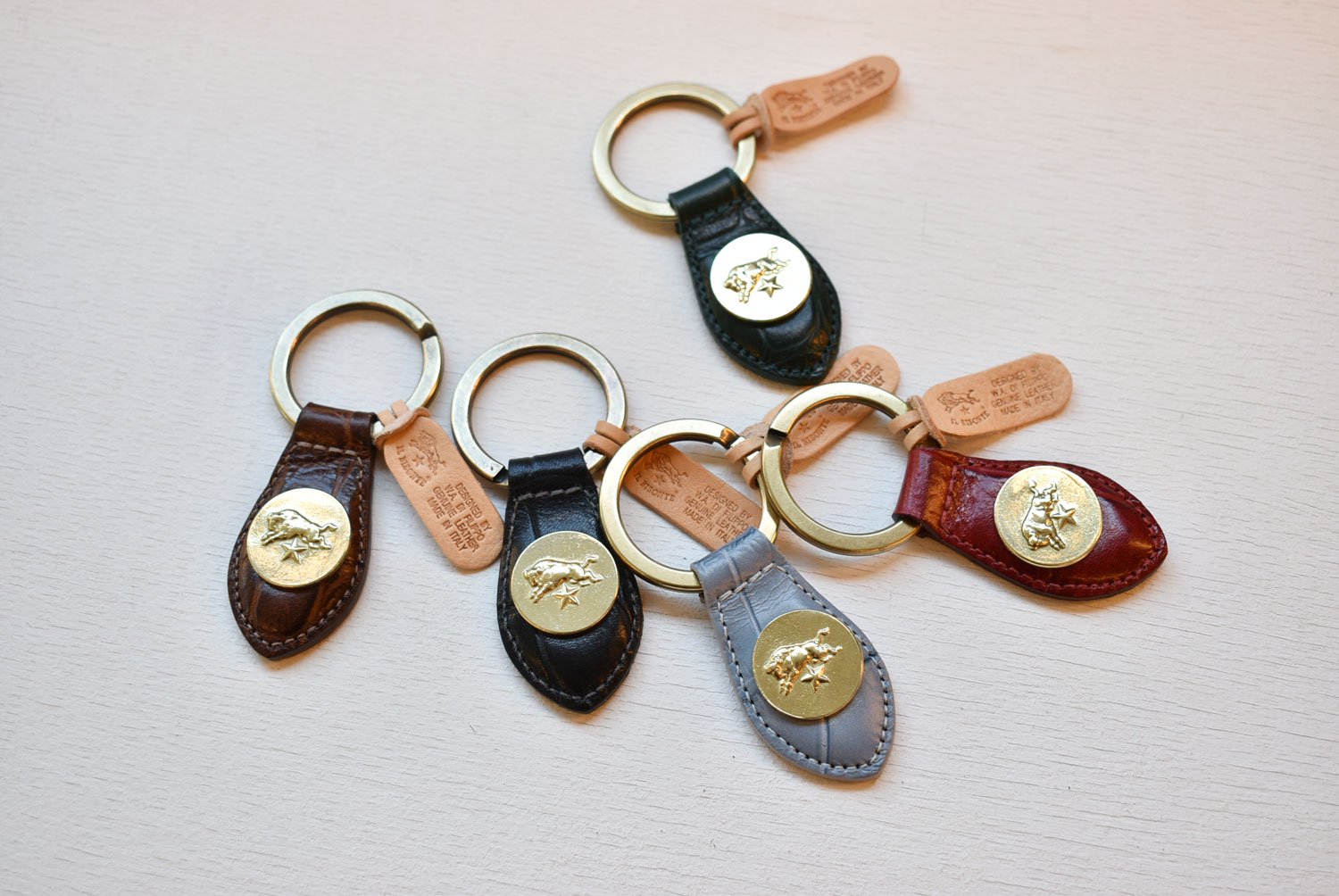 【イルビゾンテ】クロコエンボスドレザー キーホルダー 5432409250