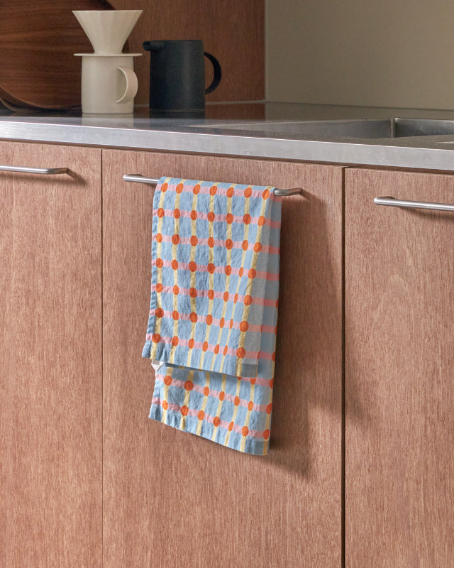 【バーンストア】WARMGREY TAIL / DOT CHECK KITCHEN CLOTH -STRAWBERRY ON LIGHT BLUE キッチンクロス