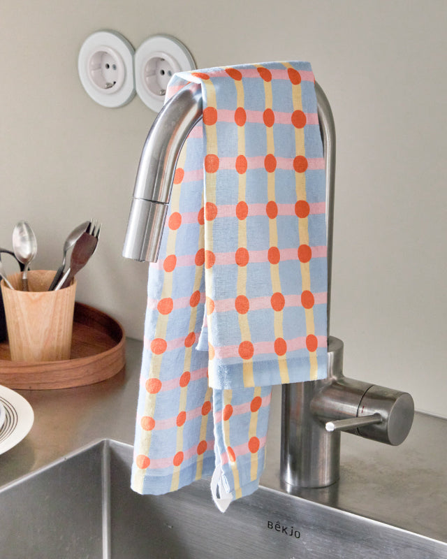 【バーンストア】WARMGREY TAIL / DOT CHECK KITCHEN CLOTH -STRAWBERRY ON LIGHT BLUE キッチンクロス