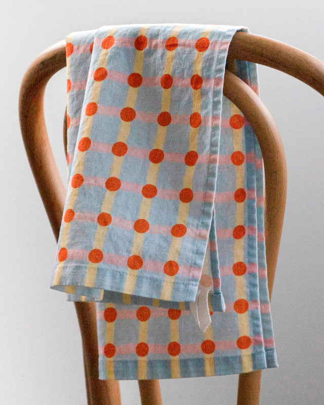 【バーンストア】WARMGREY TAIL / DOT CHECK KITCHEN CLOTH -STRAWBERRY ON LIGHT BLUE キッチンクロス