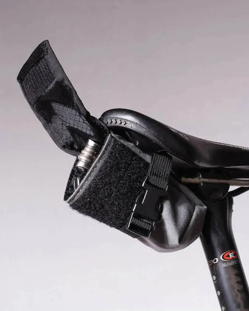 【バーンストア】ROAD RUNNER BAGS / The Drafter Saddle Bag (ドラフターサドルバッグ)