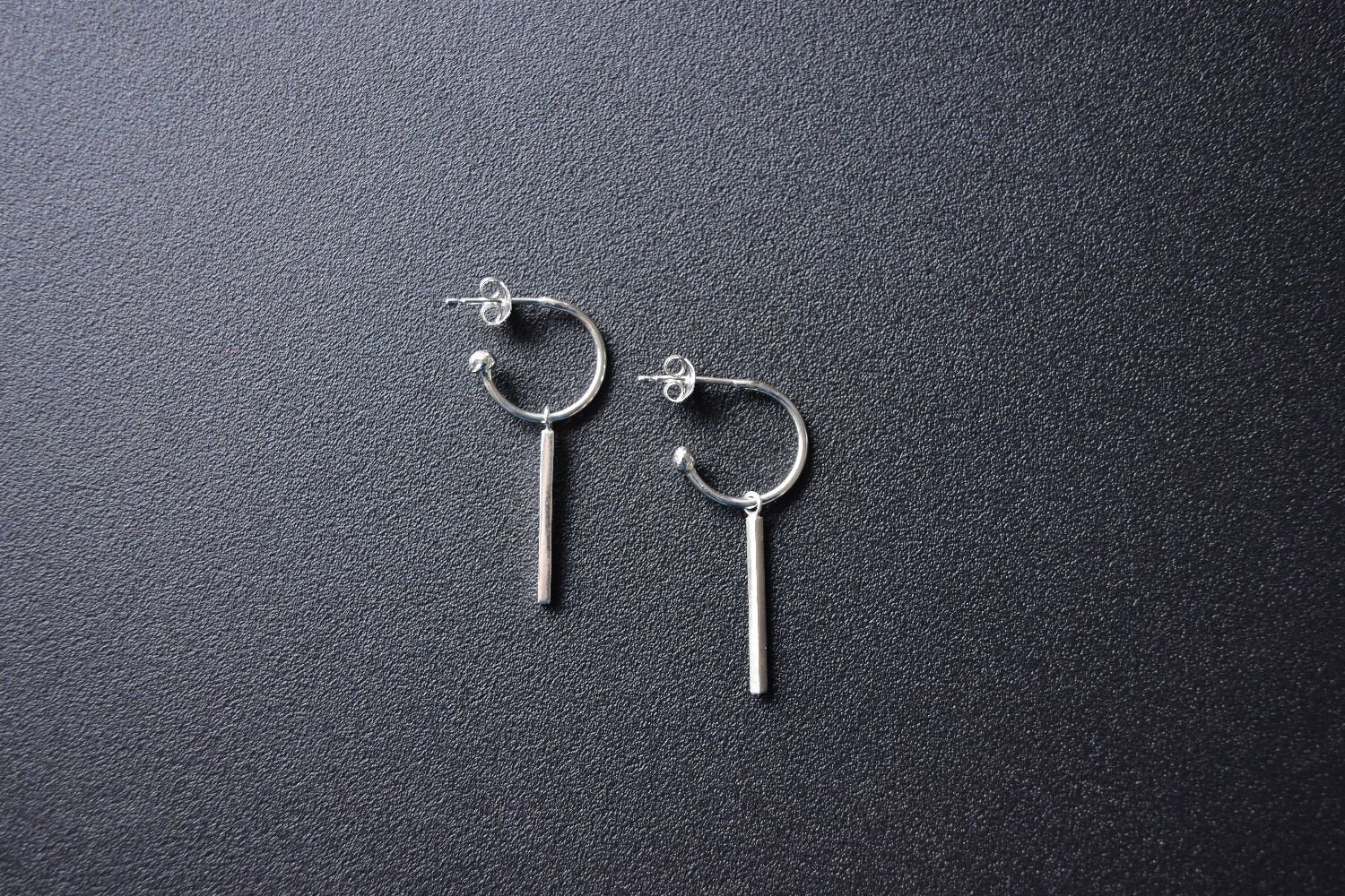 【バーンストア】 studio adorn / Squiggle Square Bar Charms ピアス