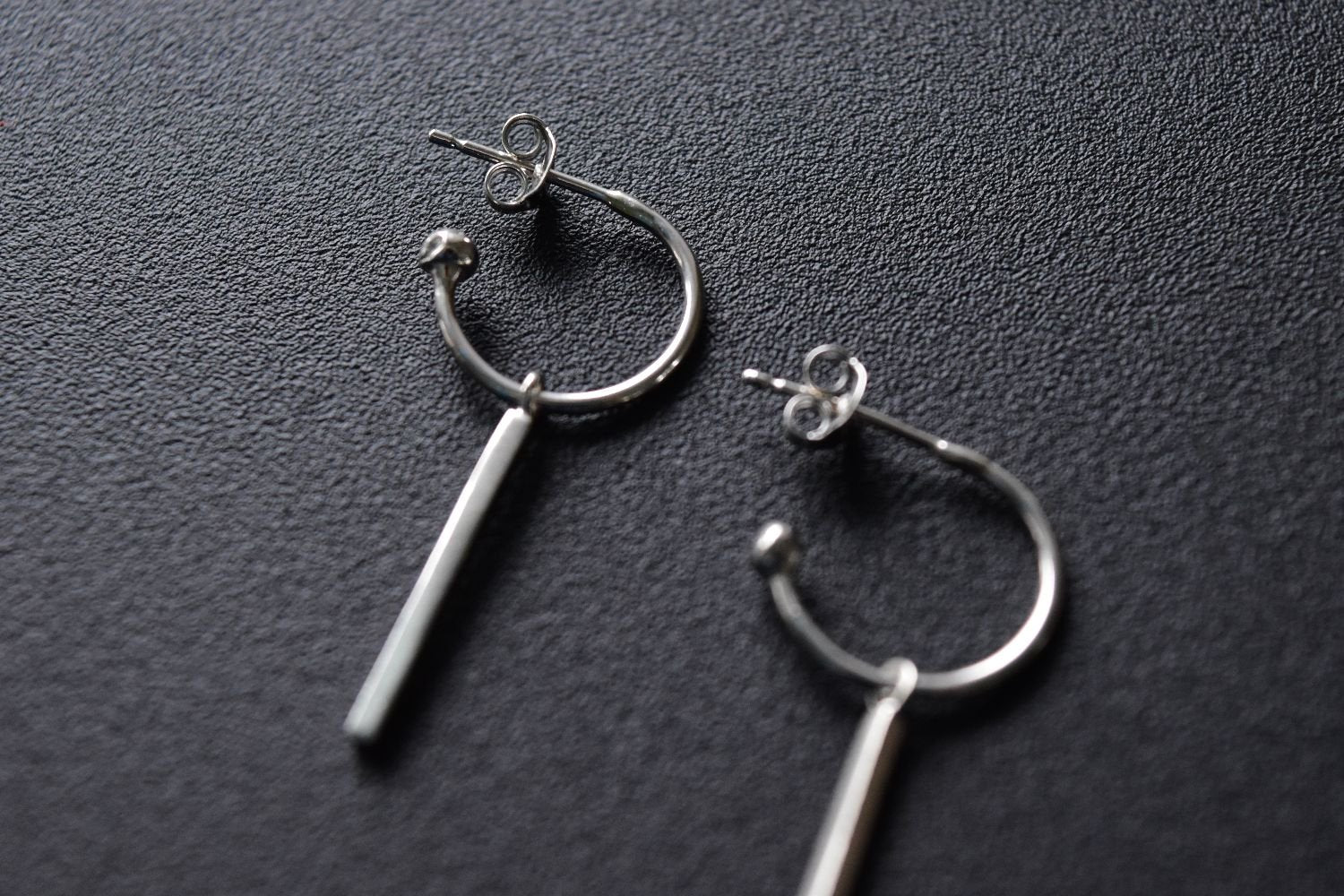 【バーンストア】 studio adorn / Squiggle Square Bar Charms ピアス