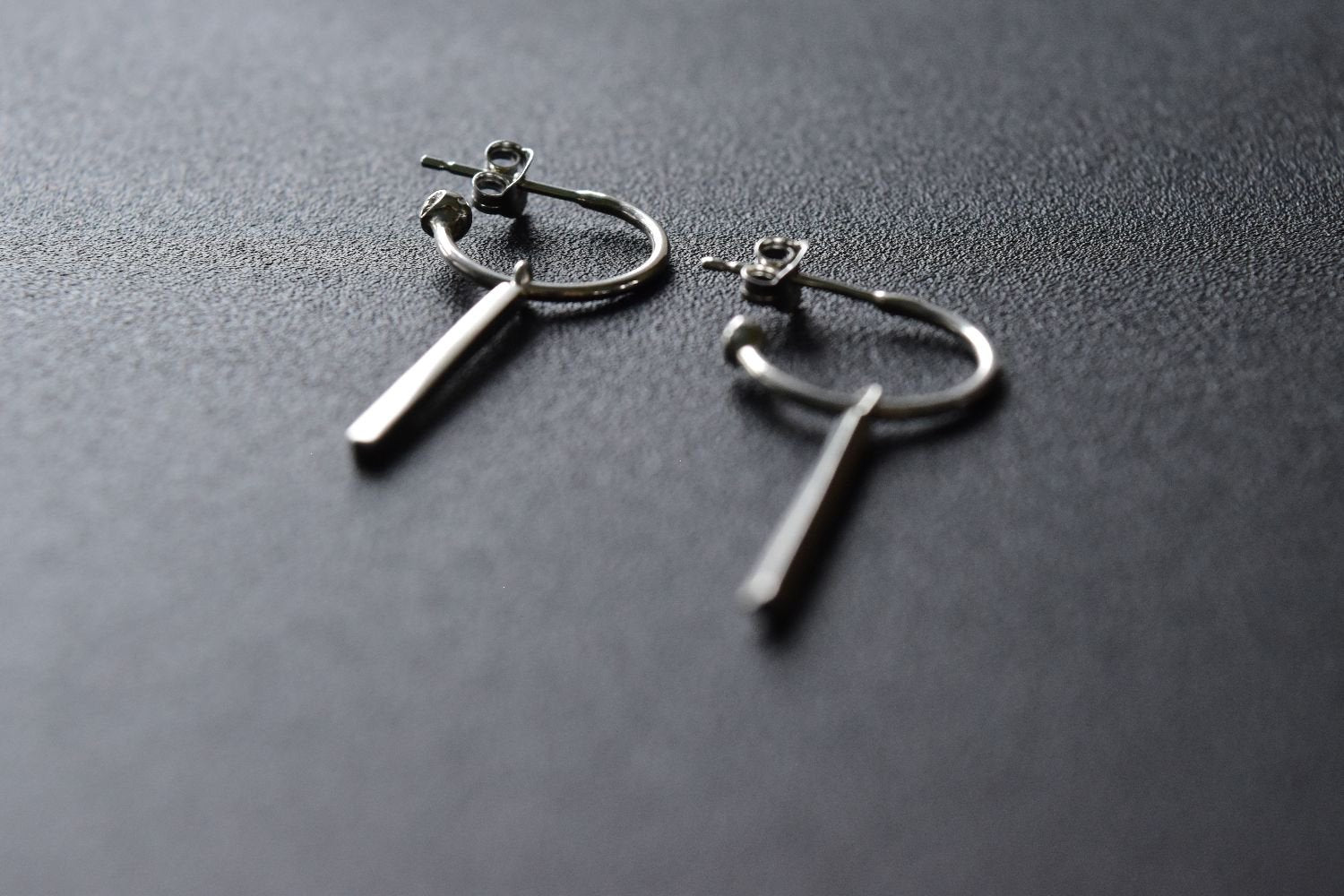 【バーンストア】 studio adorn / Squiggle Square Bar Charms ピアス