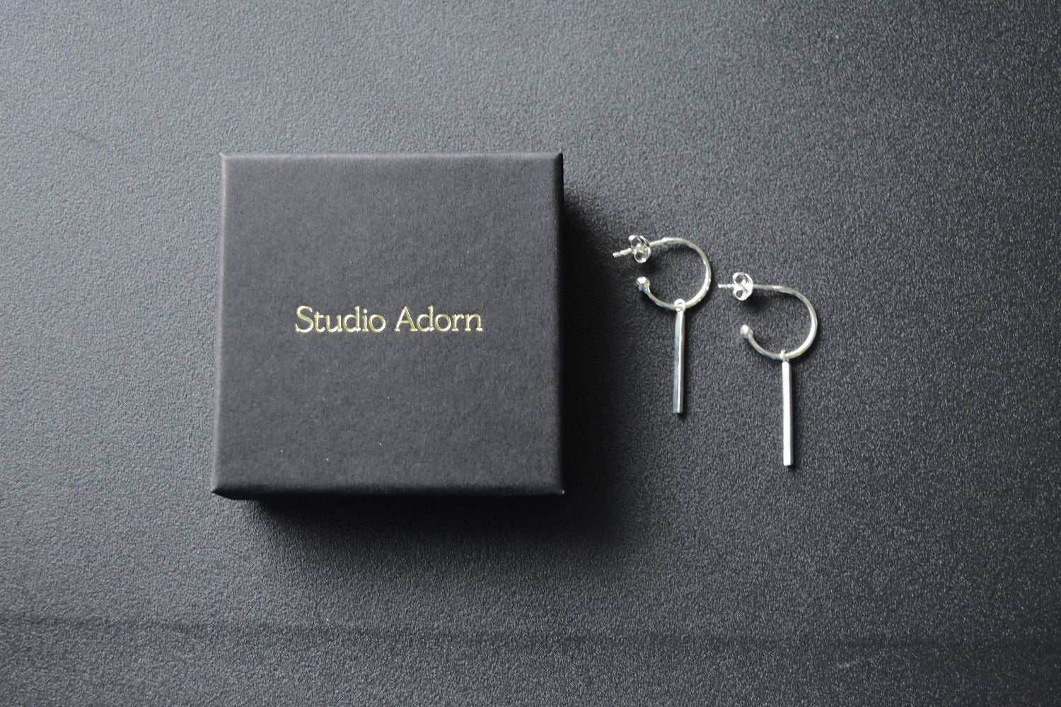 【バーンストア】 studio adorn / Squiggle Square Bar Charms ピアス