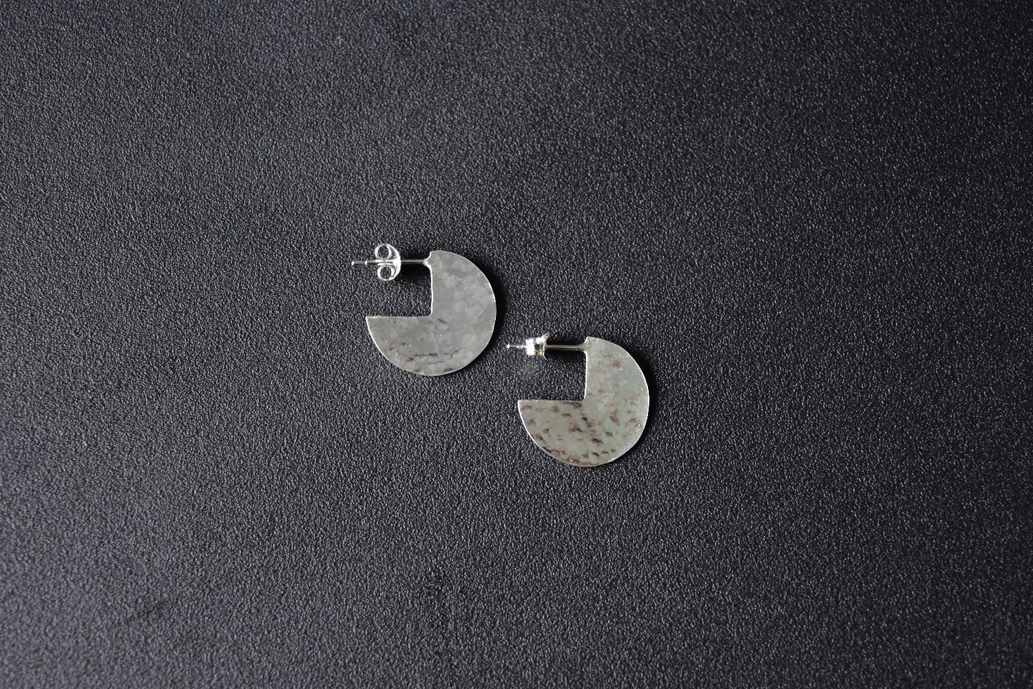 【バーンストア】 studio adorn / Circle Cut Out Hammered Disc Earrings ピアス