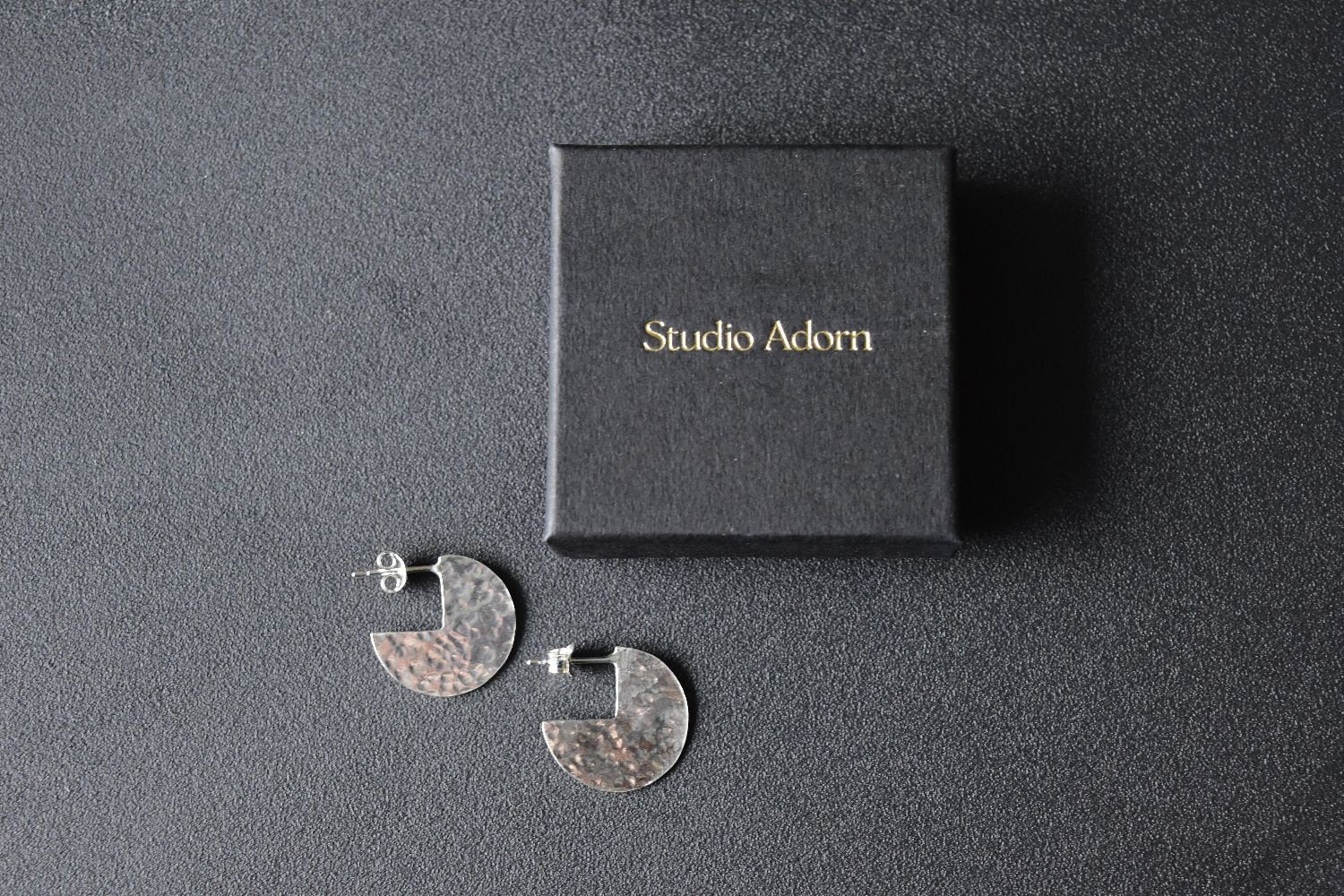 【バーンストア】 studio adorn / Circle Cut Out Hammered Disc Earrings ピアス