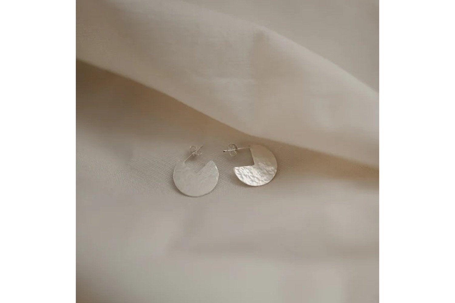 【バーンストア】 studio adorn / Circle Cut Out Hammered Disc Earrings ピアス