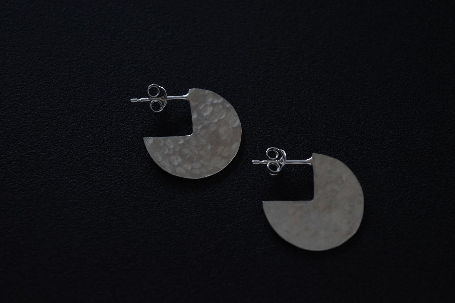 【バーンストア】 studio adorn / Circle Cut Out Hammered Disc Earrings ピアス