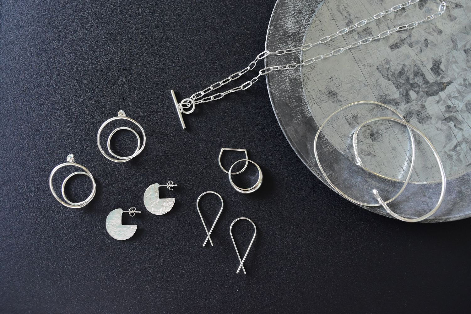 【バーンストア】 studio adorn / Circle Cut Out Hammered Disc Earrings ピアス