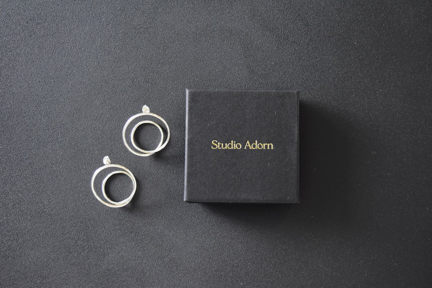 【バーンストア】 studio adorn / Statement Twist Hoops ピアス