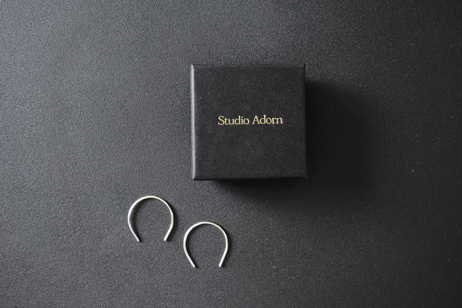 【バーンストア】 studio adorn / Curve Ear Thread ピアス