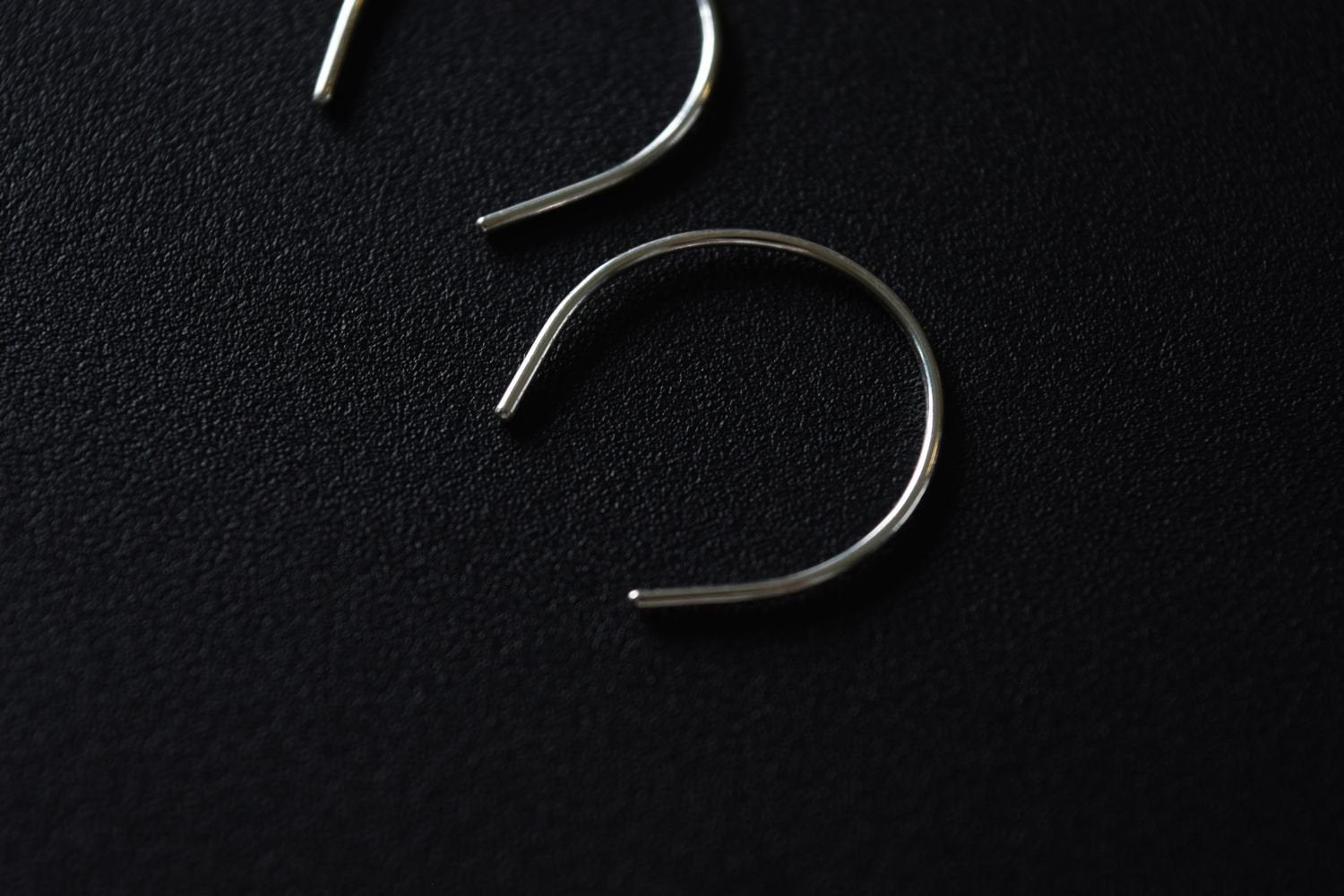 【バーンストア】 studio adorn / Curve Ear Thread ピアス