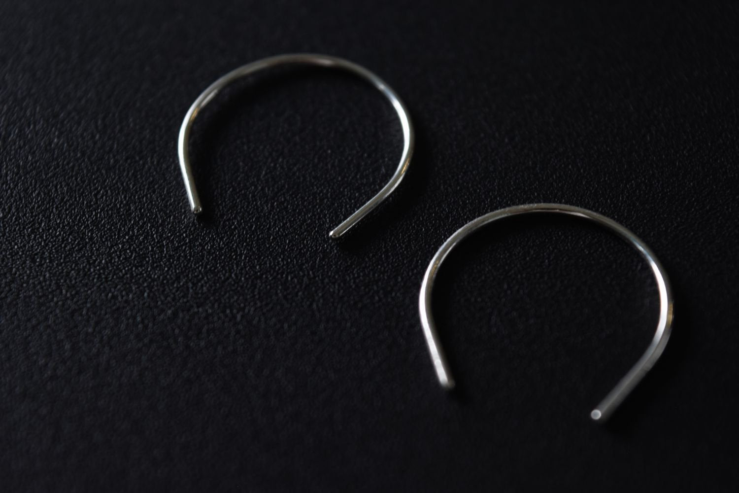 【バーンストア】 studio adorn / Curve Ear Thread ピアス