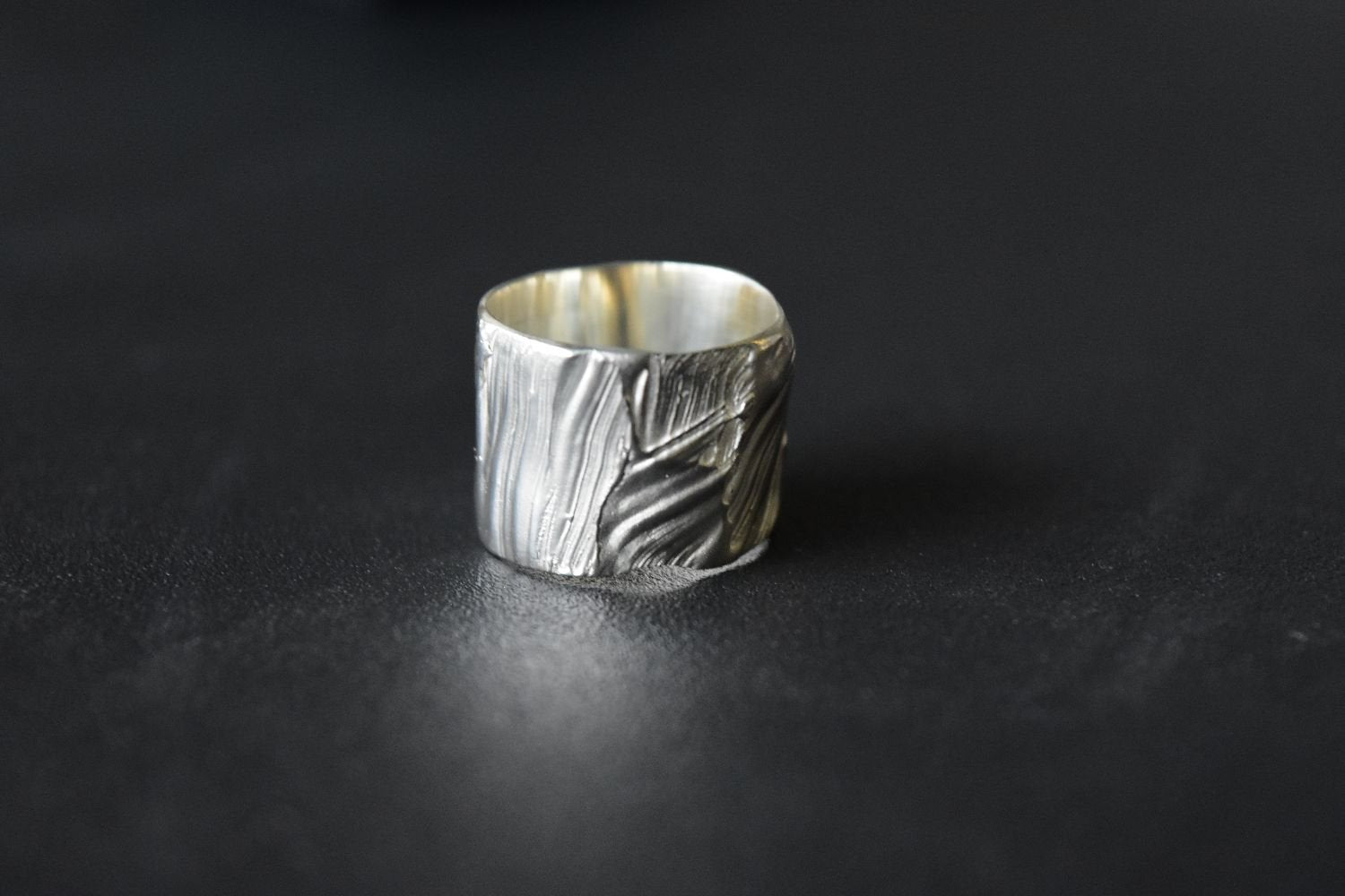 【バーンストア】 studio adorn / Statement Brush Strokes Ring リング SA720618