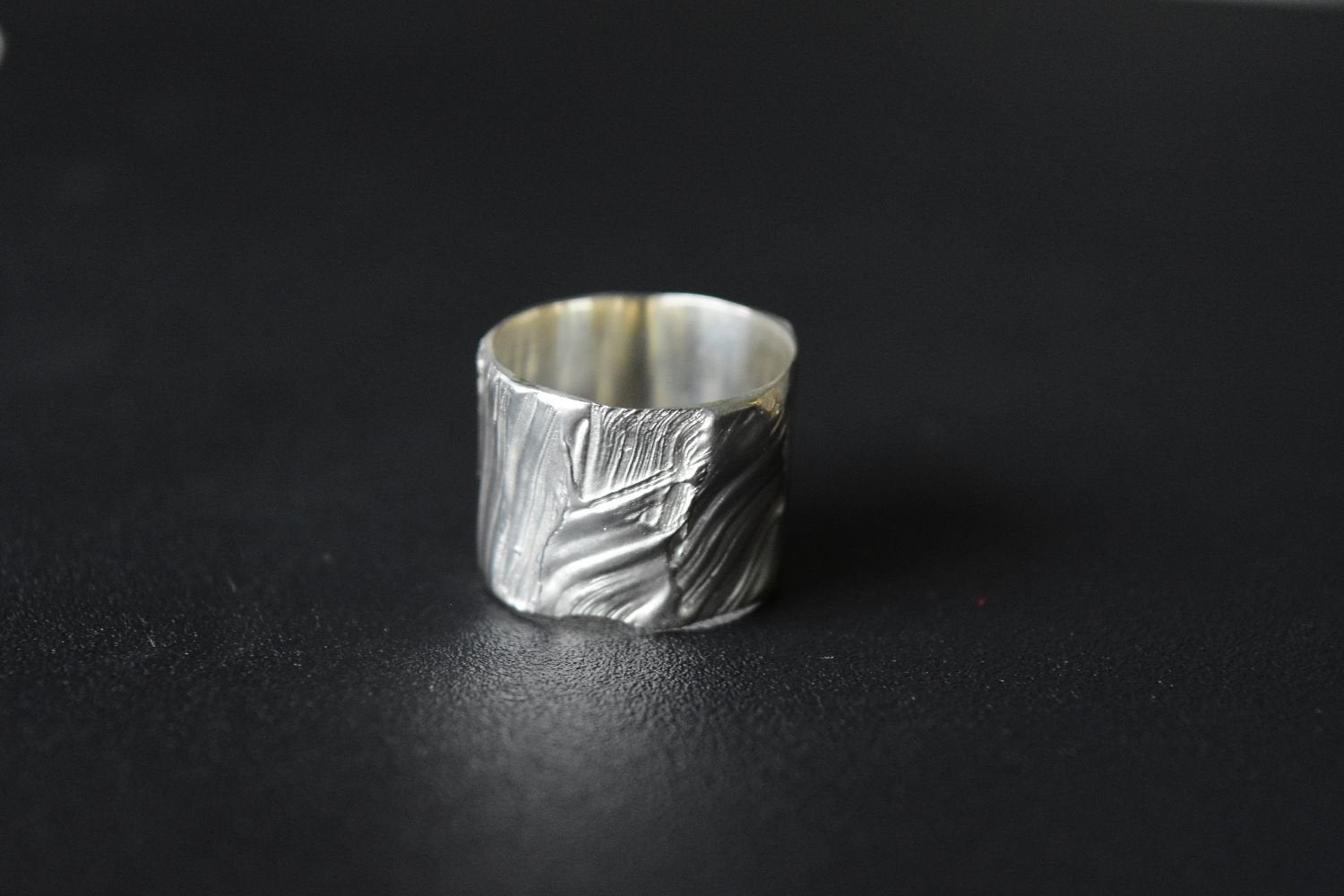 【バーンストア】 studio adorn / Statement Brush Strokes Ring リング SA720618