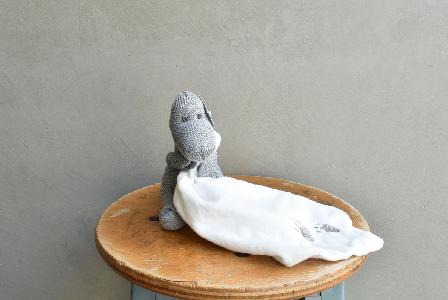 【バーンストア】Best Years / Grey Diplodocus Knitted Dinosaur Soft Toy with Comfort Blanket