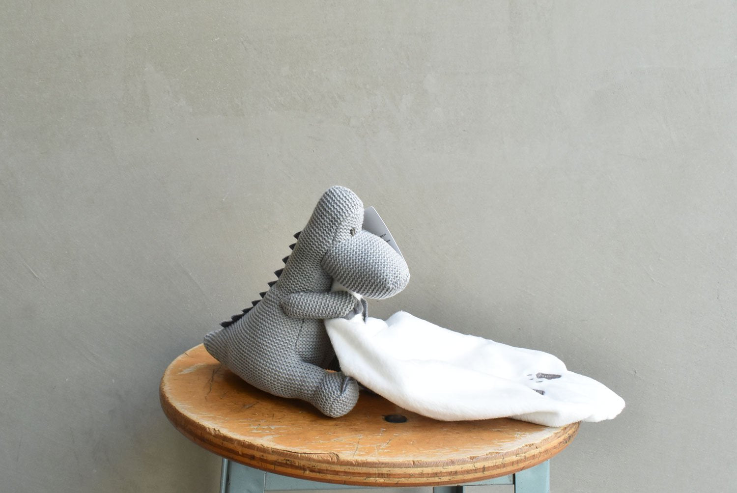 【バーンストア】Best Years / Grey Diplodocus Knitted Dinosaur Soft Toy with Comfort Blanket