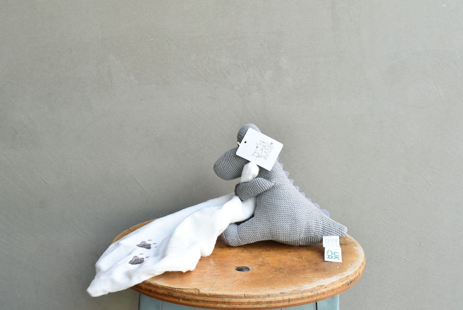 【バーンストア】Best Years / Grey Diplodocus Knitted Dinosaur Soft Toy with Comfort Blanket