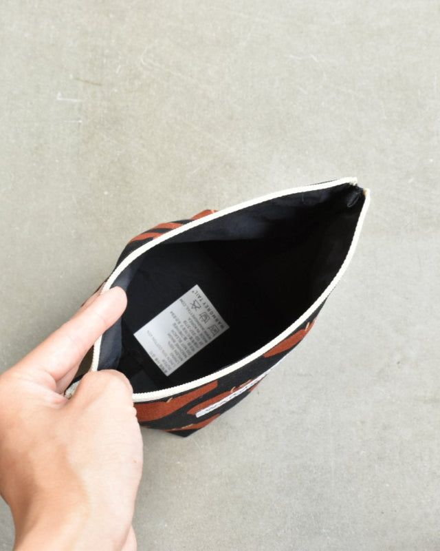 【バーンストア】WARMGREY TAIL / ARMCHAIR STANDING POUCH - RED
ON BLACK [M]