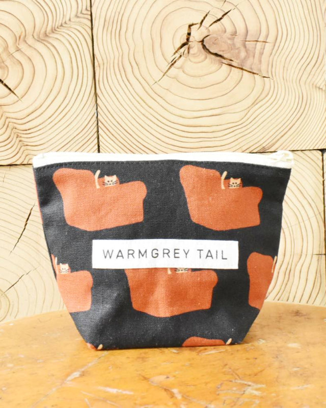 【バーンストア】WARMGREY TAIL / ARMCHAIR STANDING POUCH - RED ON BLACK [S]