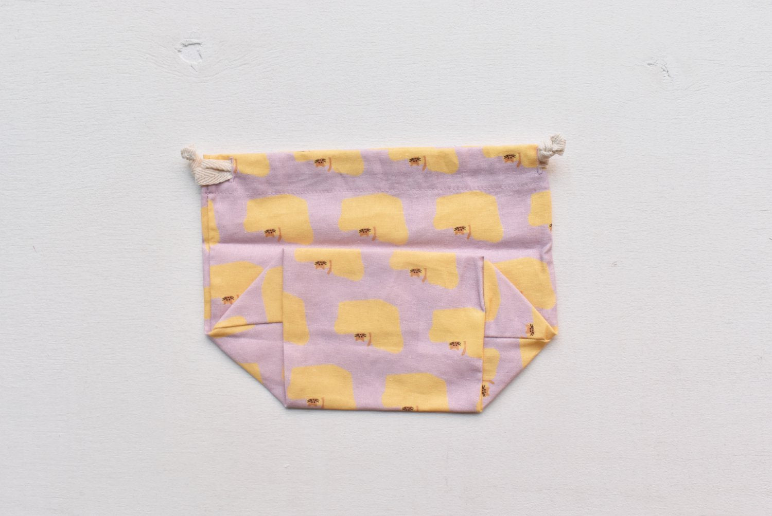 【バーンストア】WARMGREY TAIL / ARMCHAIR STRING POUCH - YELLOW ON PINK