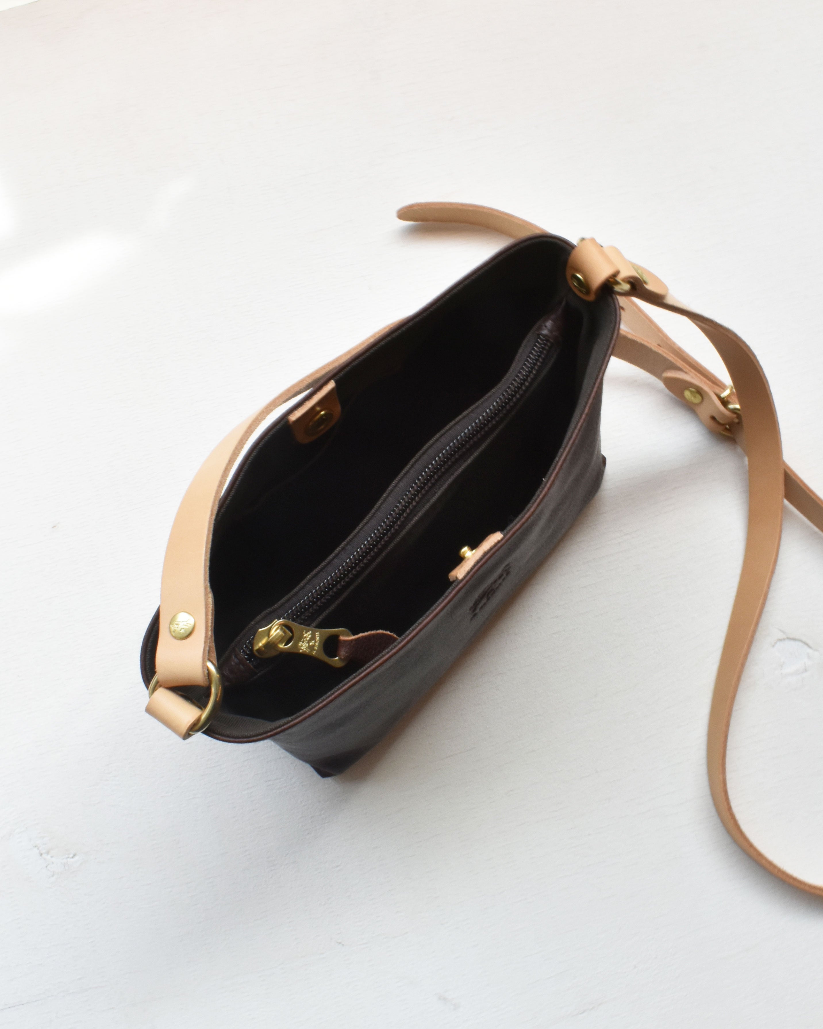 【イルビゾンテ】ヴィンテージ コンビネーションレザー クロスボディバッグ 54262303111