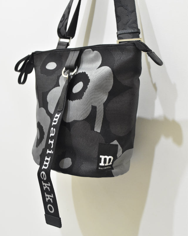 新品未使用　マリメッコ　ショルダーバッグ marimekko マリメッコ ショルダーバッグ CARRY ALL UNIKKO