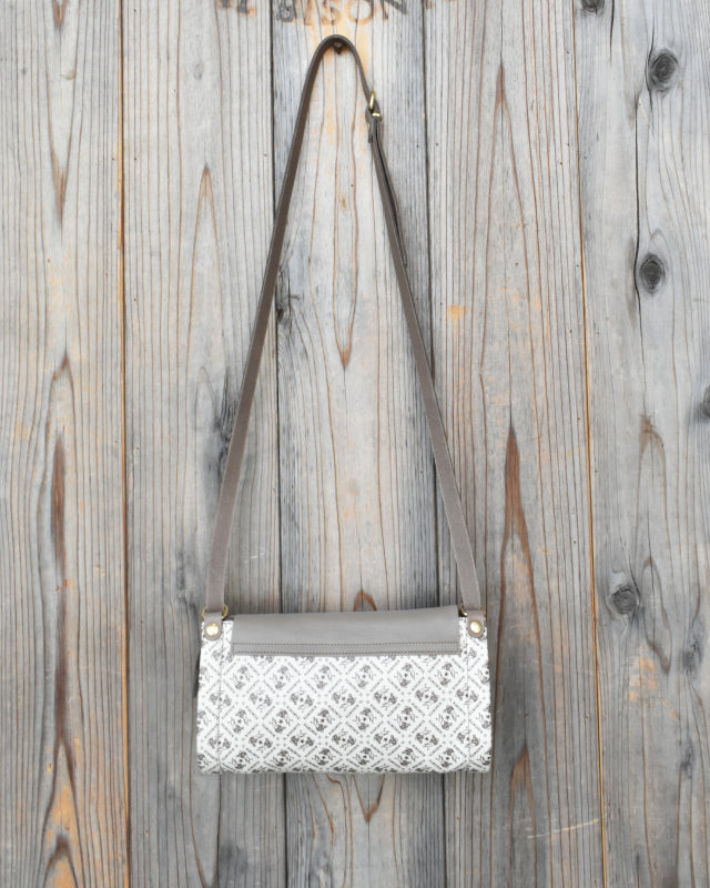 【イルビゾンテ】モノグラム プリント レザー クロスボディバッグ 54262305320