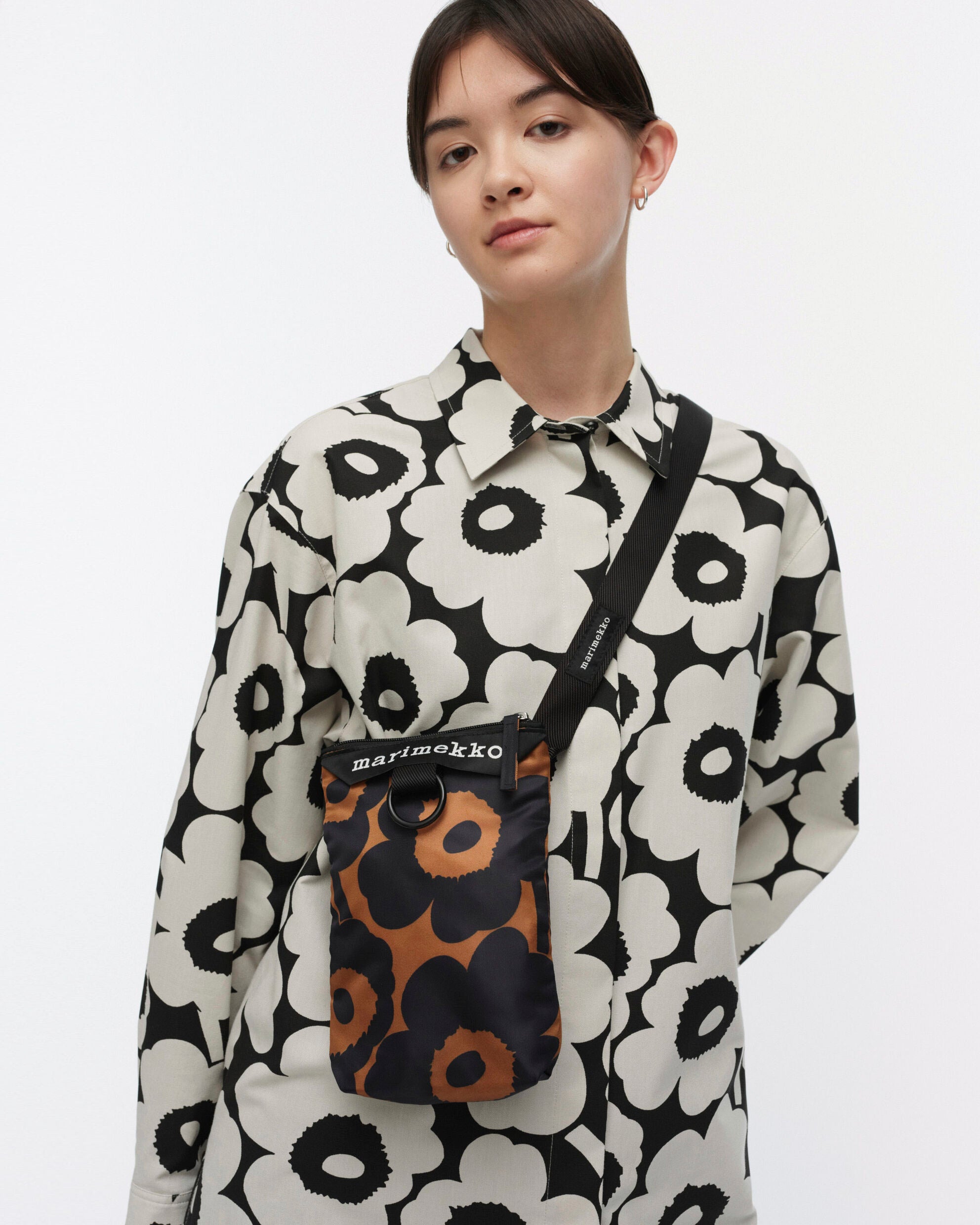 【マリメッコ】日本限定 Neat Phone Pocket Unikko ショルダーバッグ　52259694755