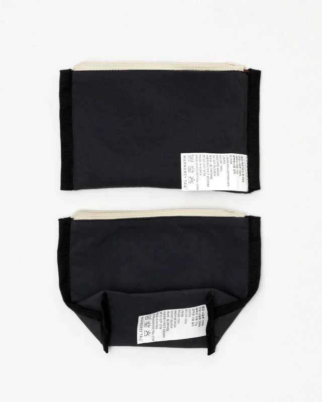 WARMGREY TAIL(ウォームグレーテール）/ ARMCHAIR LABEL FLAT POUCH - BLACK [S]バーンストア】