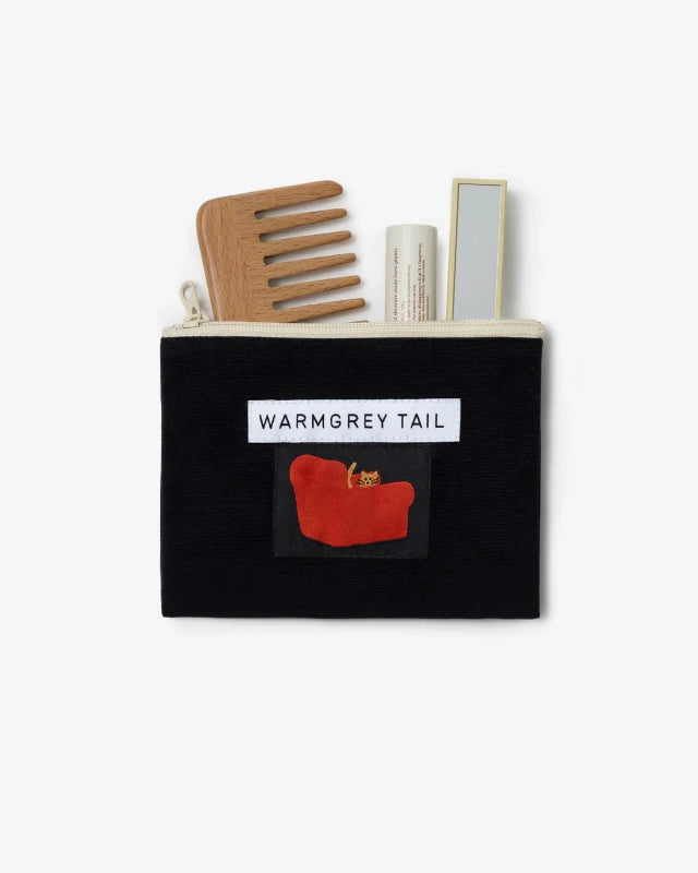 WARMGREY TAIL(ウォームグレーテール）/ ARMCHAIR LABEL FLAT POUCH - BLACK [S]バーンストア】