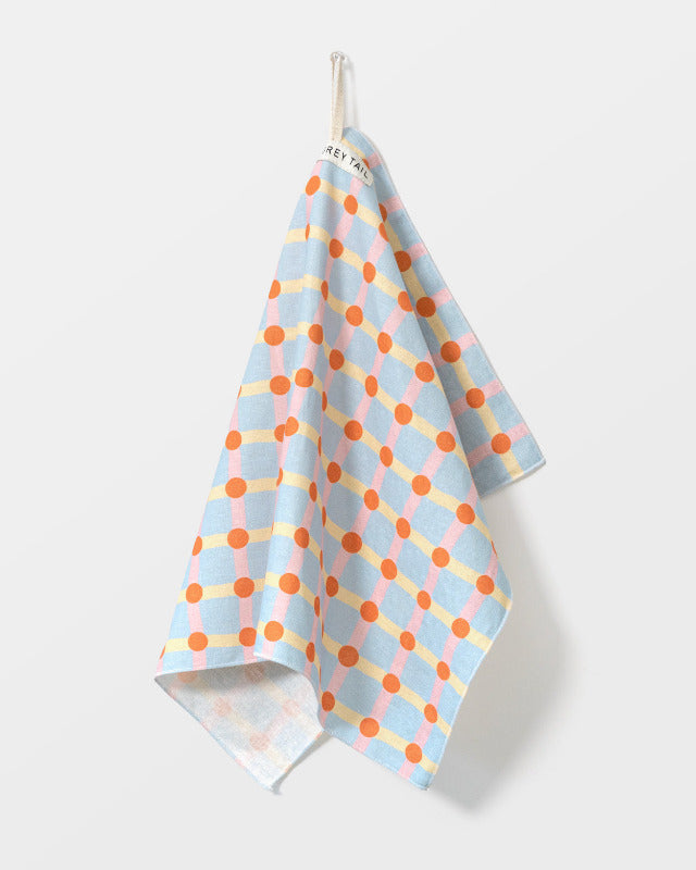 WARMGREY TAIL(ウォームグレーテール）/ DOT CHECK KITCHEN CLOTH 2 STRAWBERRY ON LIGHT BLUE