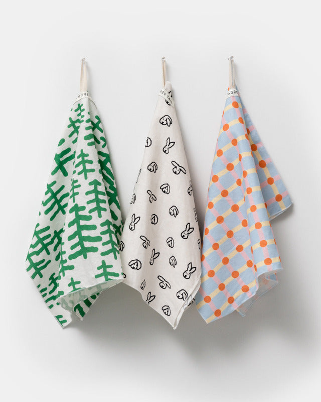 WARMGREY TAIL(ウォームグレーテール）/ DOT CHECK KITCHEN CLOTH 2 STRAWBERRY ON LIGHT BLUE